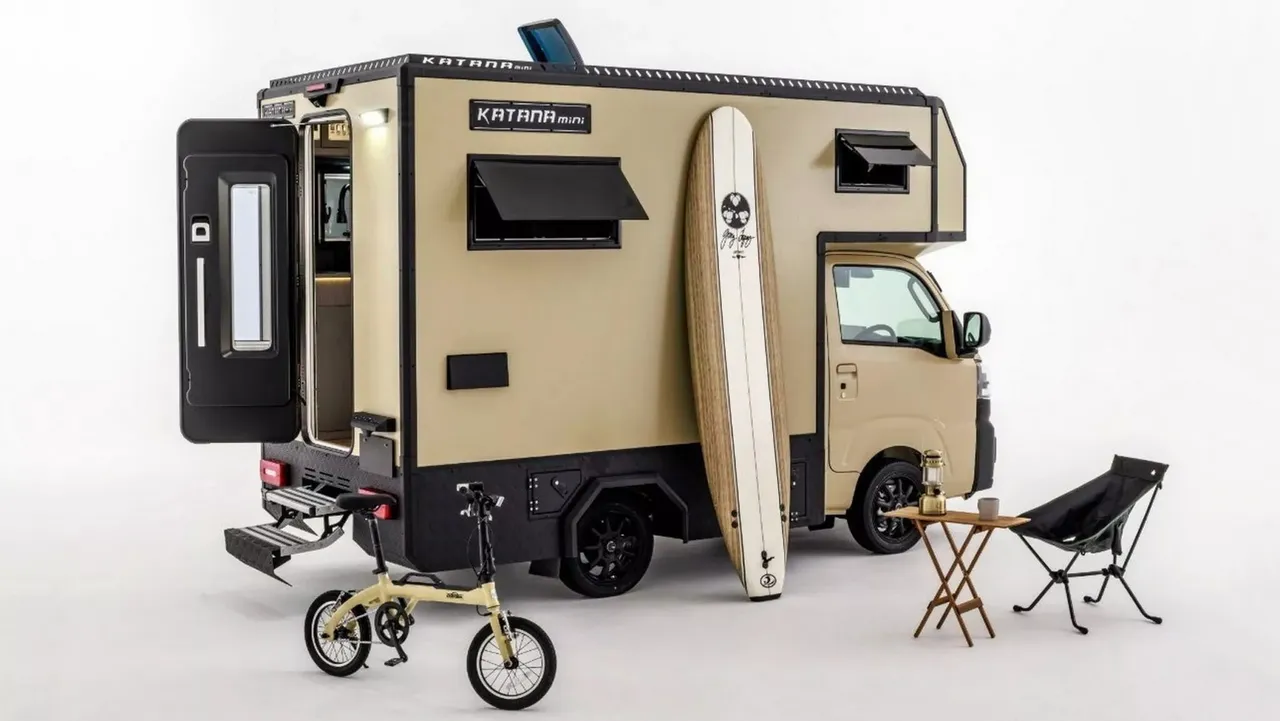 微型卡車變身迷你露營車　日本Kei Truck改裝出可愛露營小房車