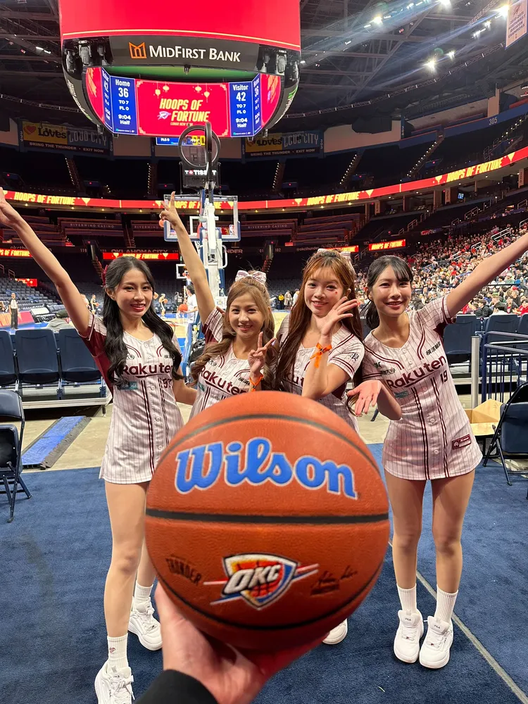 樂天女孩合影，溫妮（左起）、穆又甯、曲曲、Kira。樂天桃猿提供