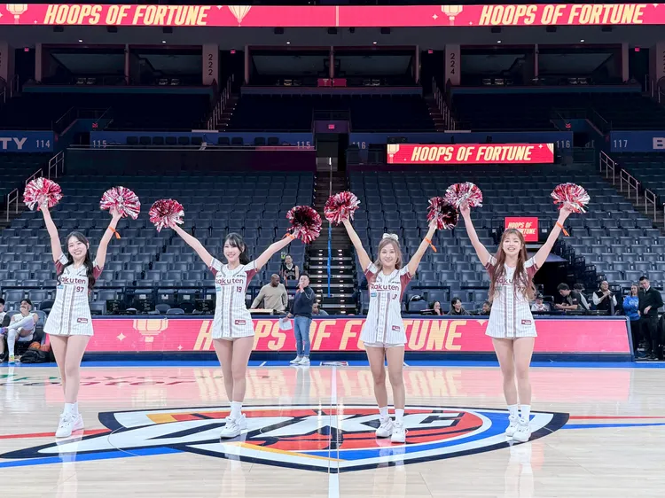 樂天女孩場中進行表演。樂天桃猿提供