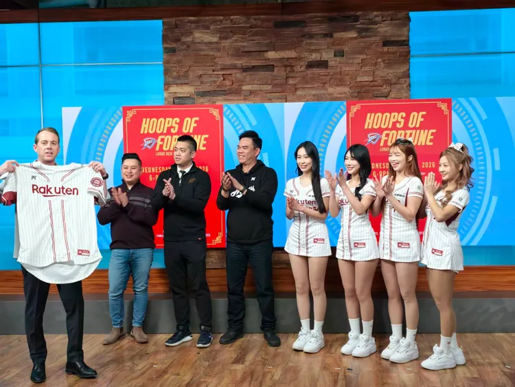 樂天女孩上美國電視台節目訪問。樂天桃猿提供