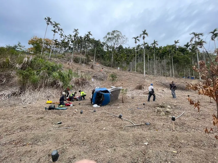 小貨車衝進產業道路旁農田側翻。民眾提供