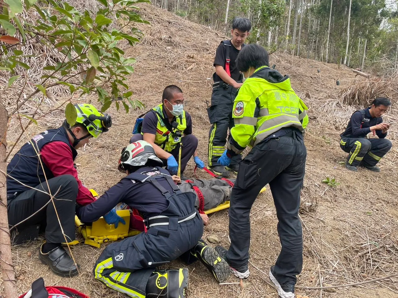 鄭姓駕駛全身多處受傷，送醫急救。民眾提供