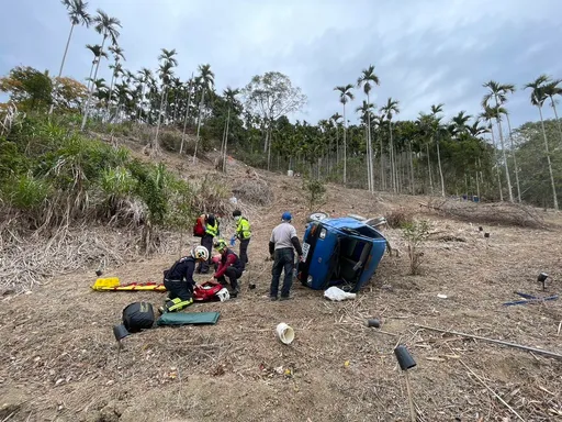 台中新社小貨車衝進農田側翻　67歲駕駛意識不清急送醫