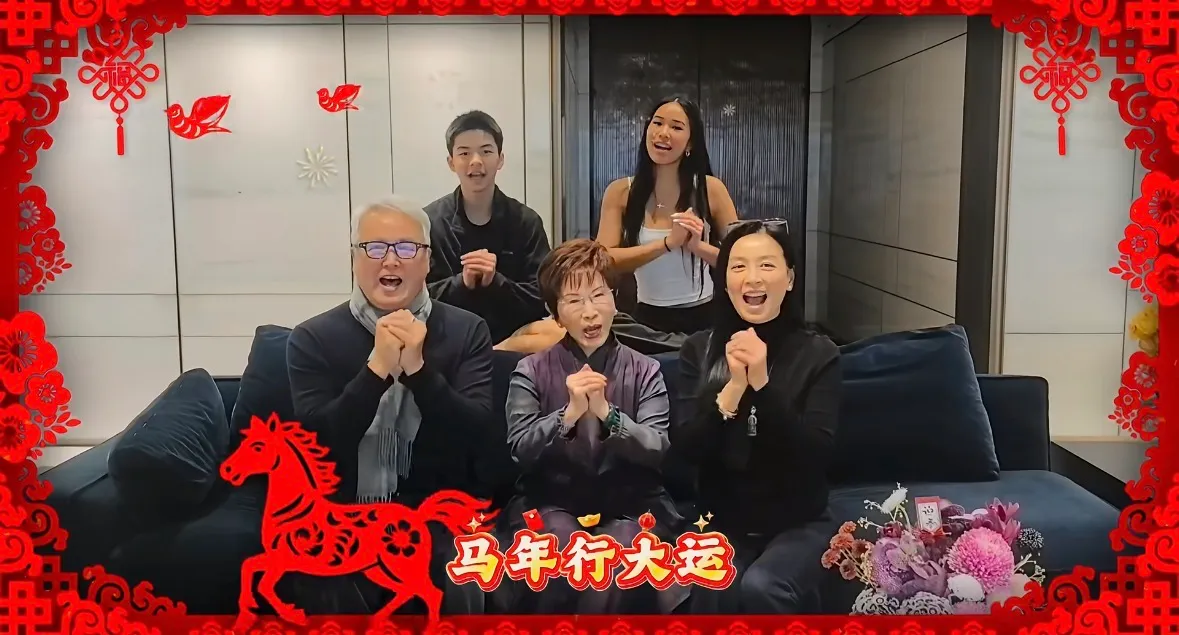 林瑞陽一家大年初二與洪秀柱合體拜年，看不出異狀。翻攝自張庭小紅書