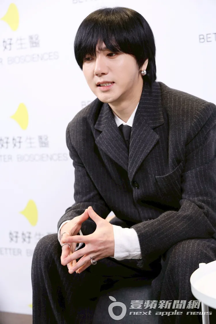 藝聲被問到「一個月不能喝咖啡 vs 一個月不能唱歌」終極二選一時，皺起皺眉苦思。莊宗達攝