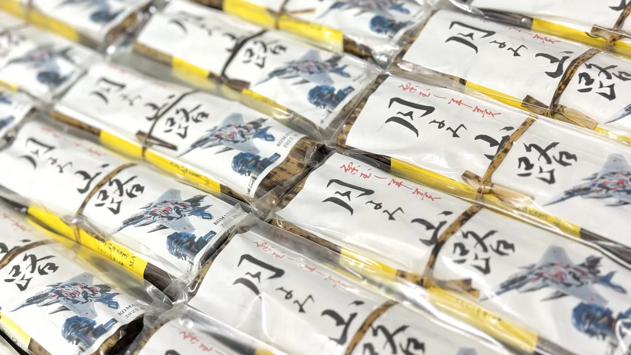 松葉屋提醒，因為羊羹的紮實包裝與細長外觀，到國外機場安檢時可能被誤會是塑膠炸藥。翻攝自松葉屋X