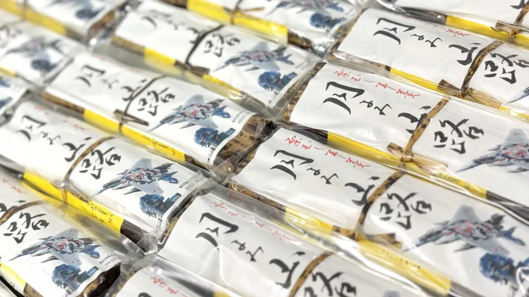 松葉屋提醒，因為羊羹的紮實包裝與細長外觀，到國外機場安檢時可能被誤會是塑膠炸藥。翻攝自松葉屋X