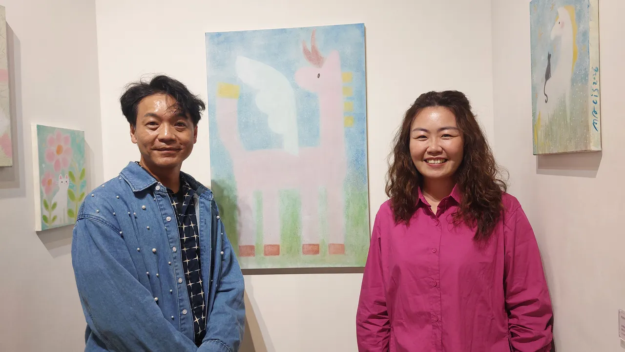 策展人慕何藝術負責人蕭芷倩（右）說，馬里斯個展是一個很有愛、很有光的展覽。凃建豐攝