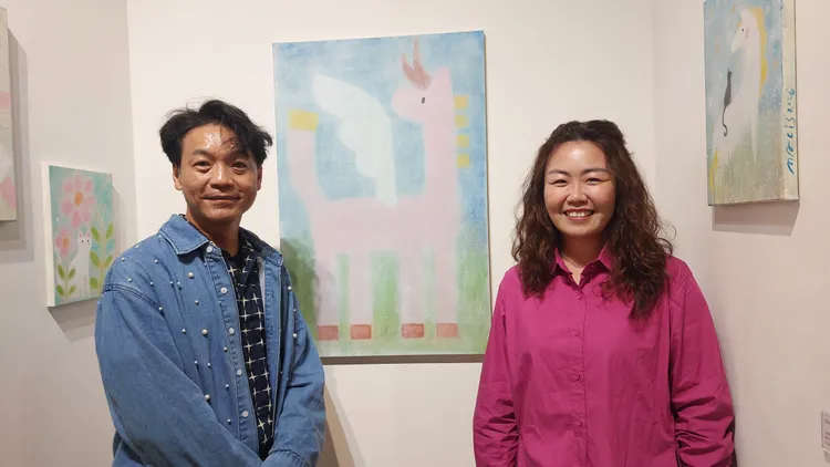 策展人慕何藝術負責人蕭芷倩（右）說，馬里斯個展是一個很有愛、很有光的展覽。凃建豐攝