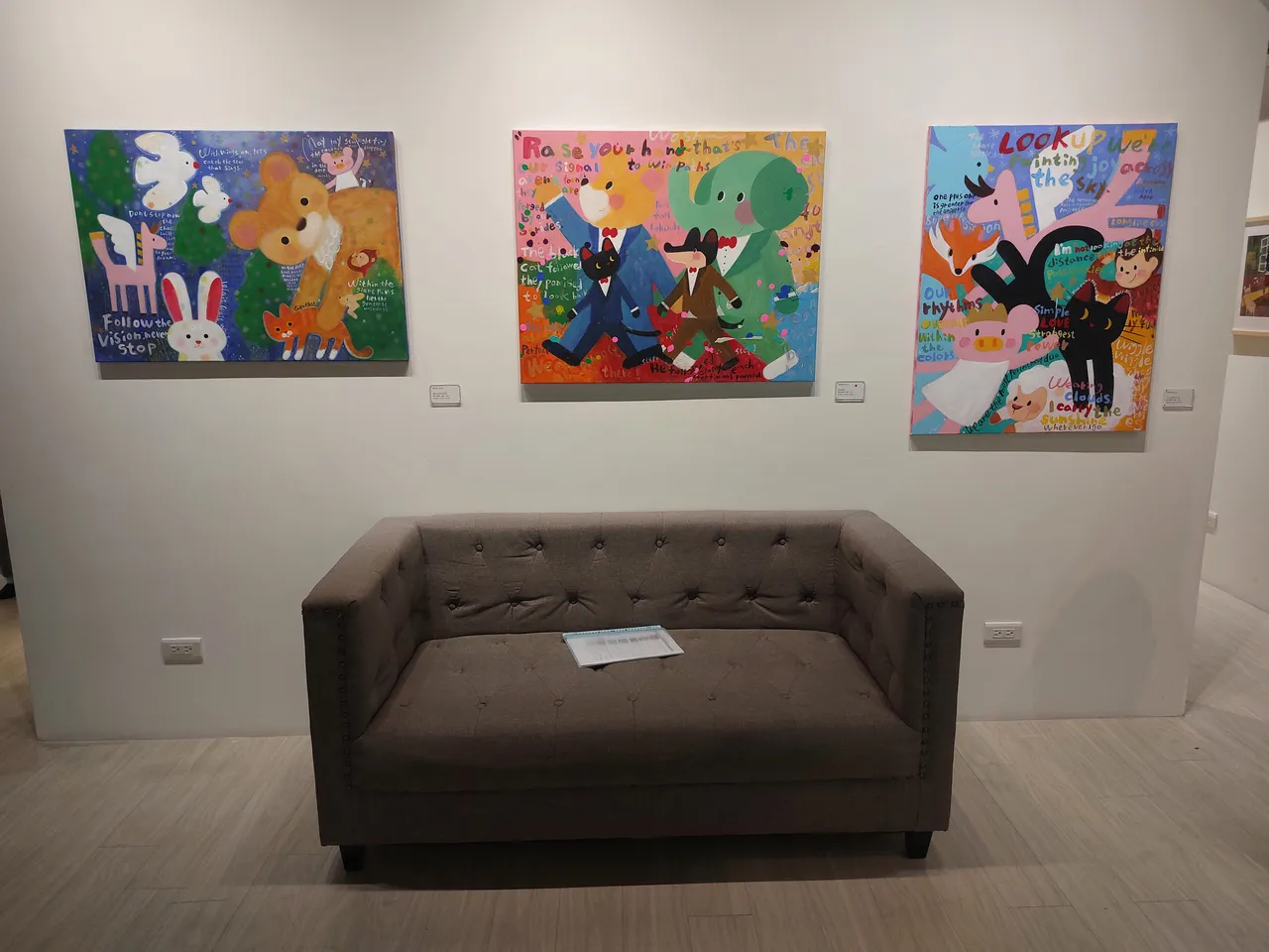 謝錫元作品多以動物為主角，用色溫暖，極具療癒效果。凃建豐攝