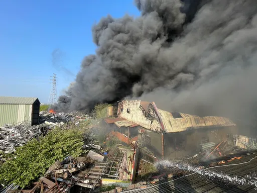 雲林回收場大火濃煙猛竄！　下風處四鄉鎮民眾快關窗