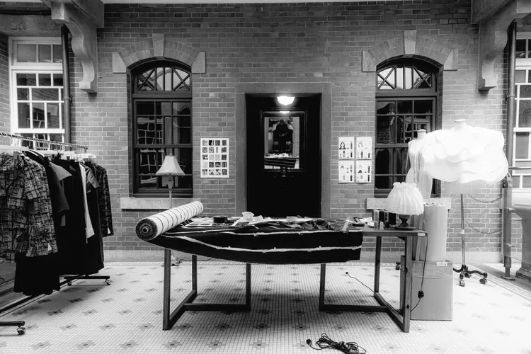 影片選在擁有濃濃歷史痕跡的「新芳春茶行」拍攝。品牌提供