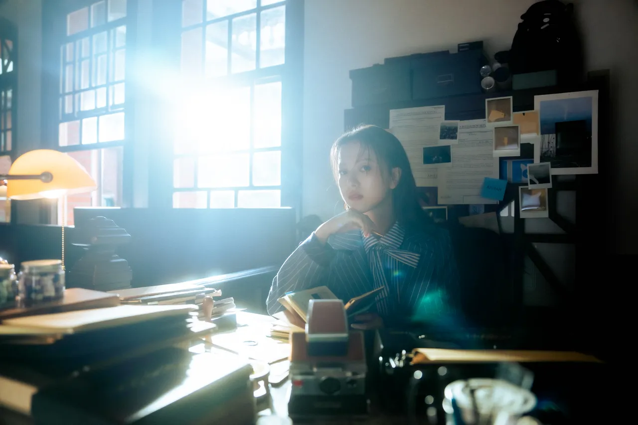 項婕如在APUJAN 2026秋冬系列時裝影片中飾演「偵探助手」。品牌提供