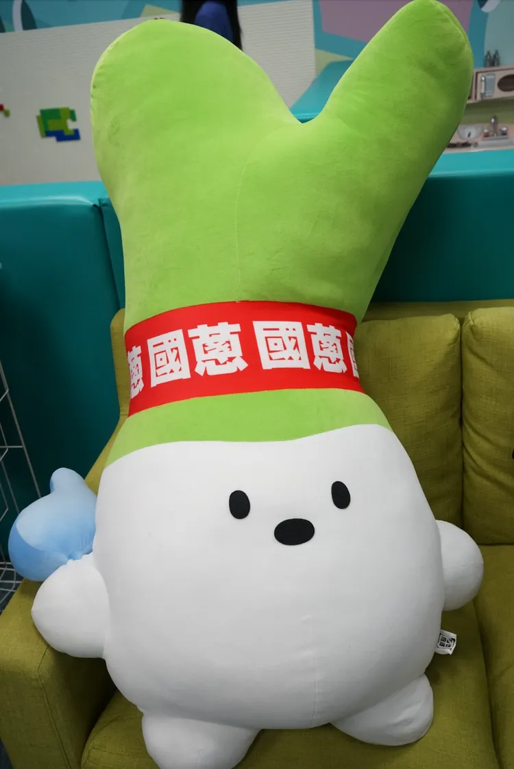 代表黃國昌的巨大蔥玩偶。邱筠媜攝