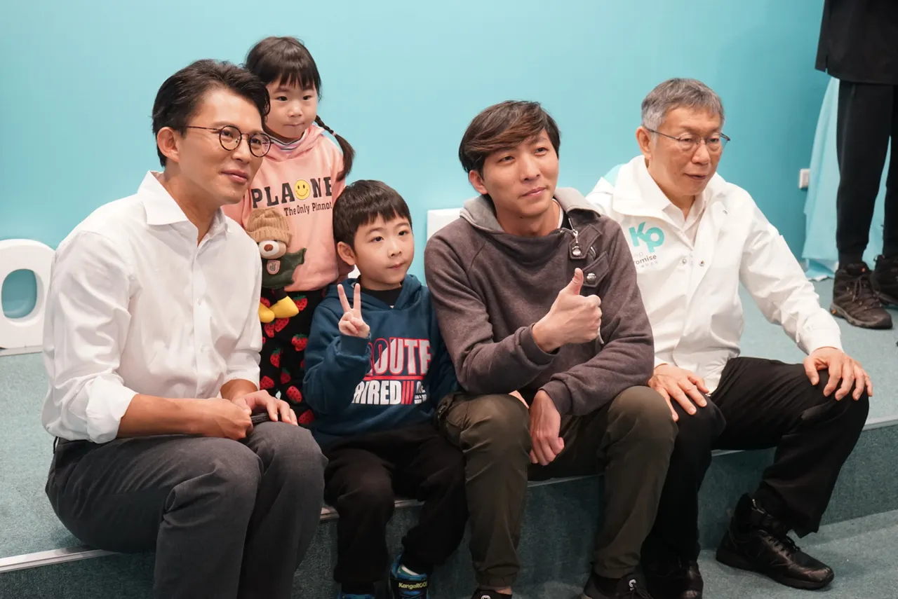 民眾黨新北市長參選人黃國昌、民眾黨前主席柯文哲與民眾合影。邱筠媜攝