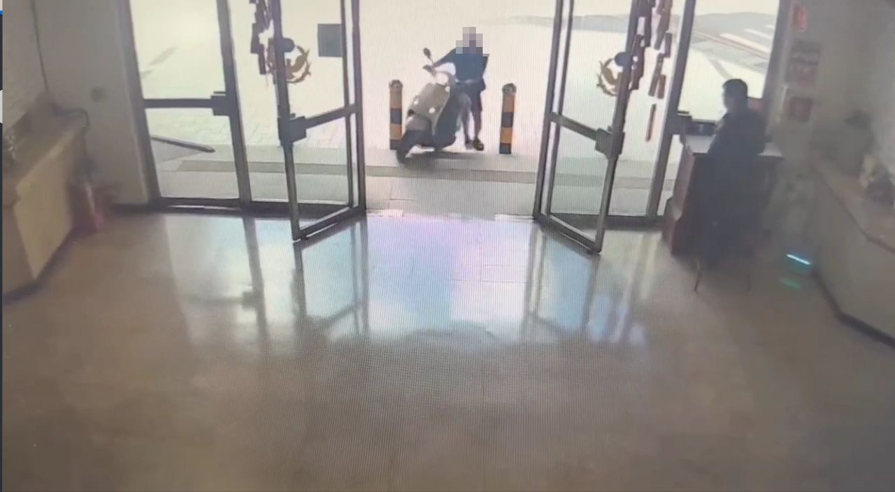 逆向衝撞警局大門!基隆男遭警掏槍壓制 監視器畫面曝光