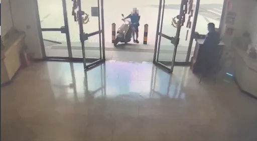 逆向衝撞警局大門！基隆男遭警掏槍壓制　監視器畫面曝光