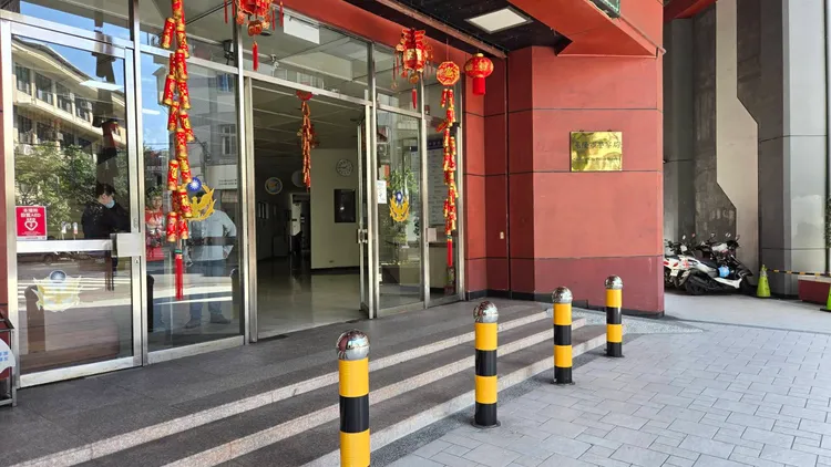 吳男試圖衝撞警局大門，所幸最終被樓梯擋下。翻攝照片