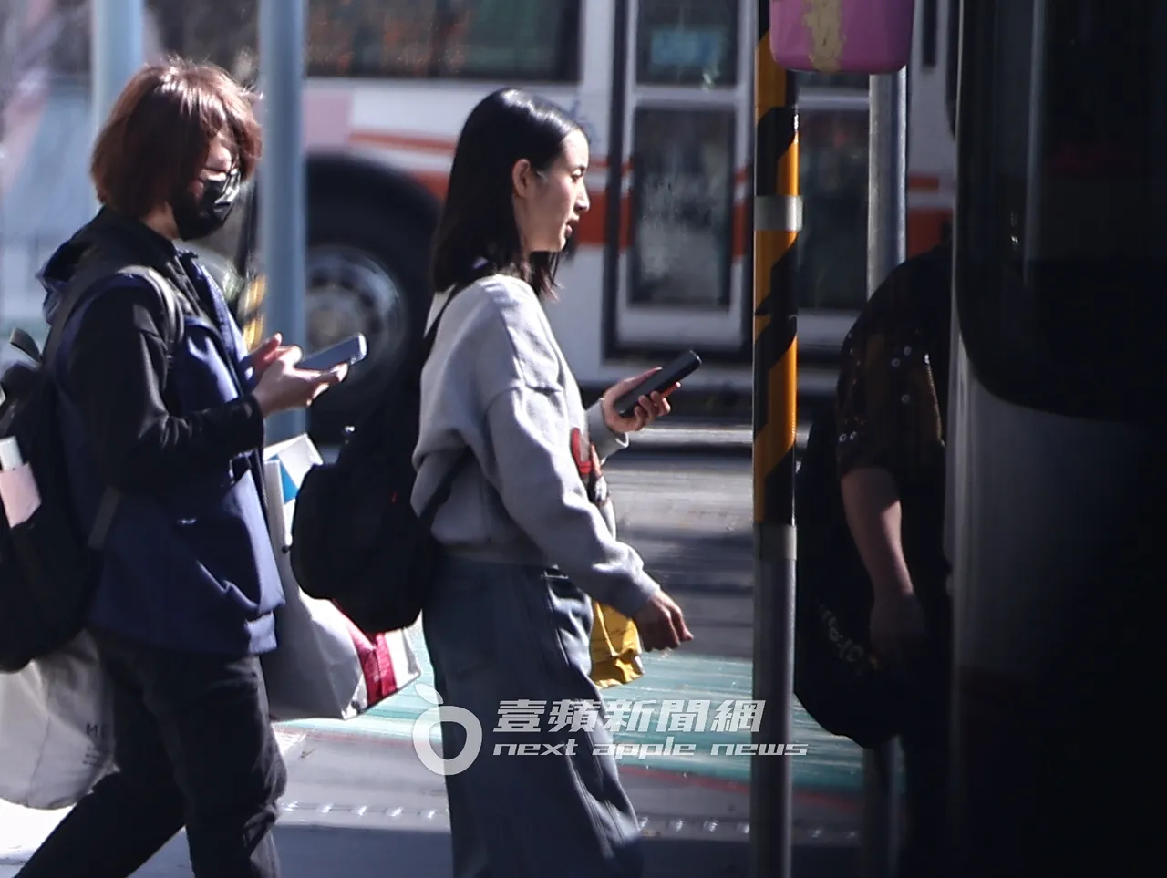 林依晨（右）揹著後背包打扮休閒，跟助理搭賓士保母車離開士林。特勤中心攝