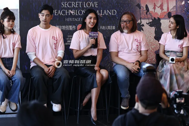 名模隋棠（中）與金鐘影后林依晨（右），出席《暗戀桃花源》40周年演出及舞台劇記者會。特勤中心攝