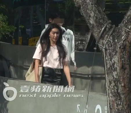 《暗戀桃花源》舞台劇記者會結束，隋棠（中）離開台北表演藝術中心。特勤中心攝