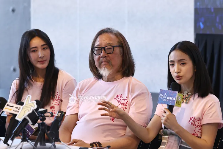 林依晨（右起）、賴聲川、隋棠，認真回覆在劇中的角色定位。特勤中心攝