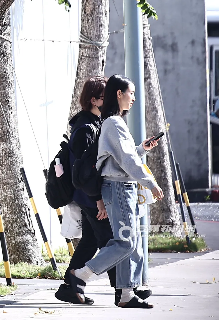 林依晨換上大學T和牛仔褲、腳踩勃肯拖鞋，步出台北表演中心。特勤中心攝