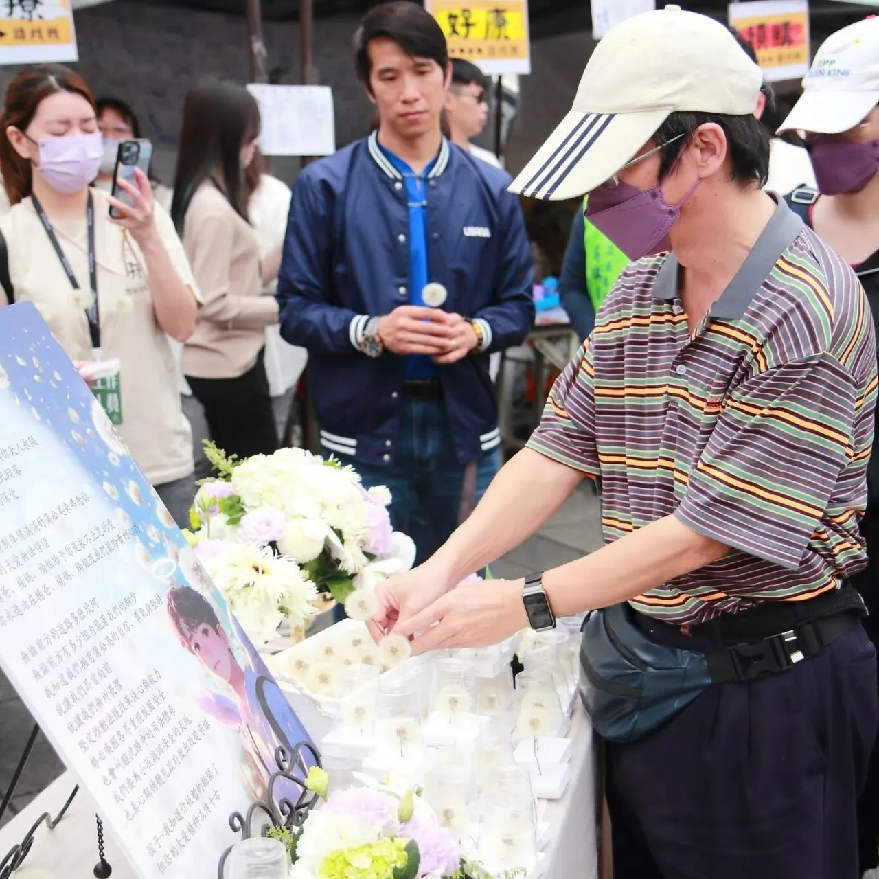 新北割頸案受害者楊生（承勳）家屬出席追思音樂會，楊爸爸面帶哀戚。翻攝孩想陪你長大聯盟臉書