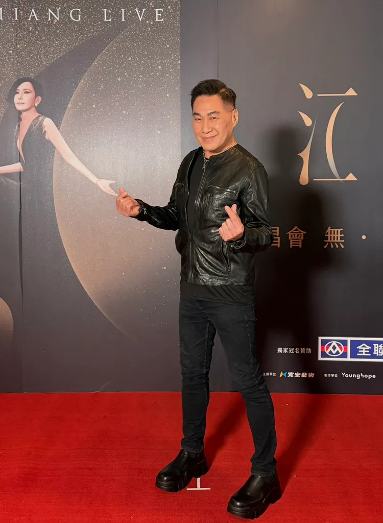 文章排隊跟背板合照。林丞偉攝