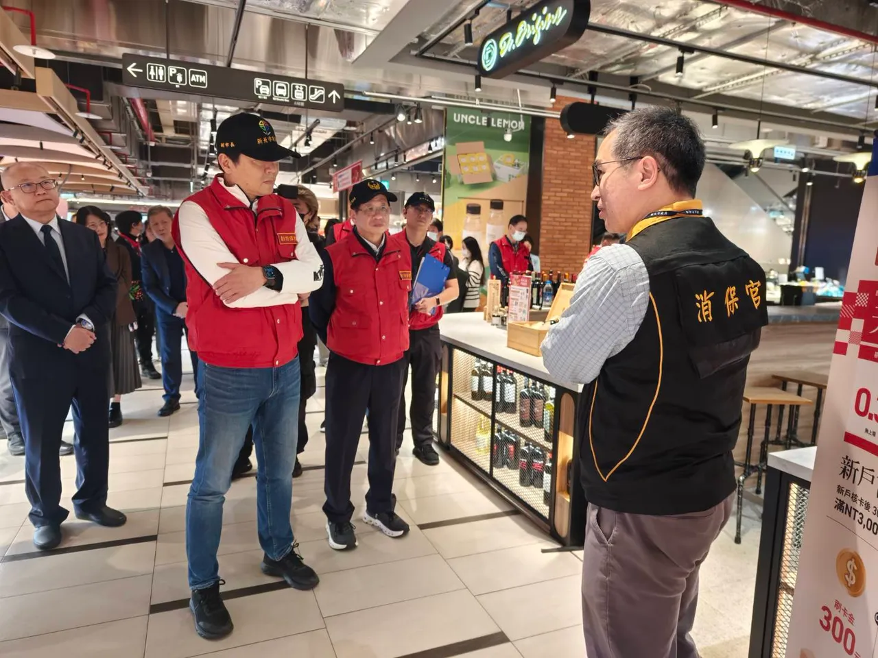 工務局針對3,000平方公尺以上之大型賣場抽查防火避難設施，共計查核64家，對於發現的缺失，皆已依建築相關法規即時開立處分並要求改善。翻攝畫面