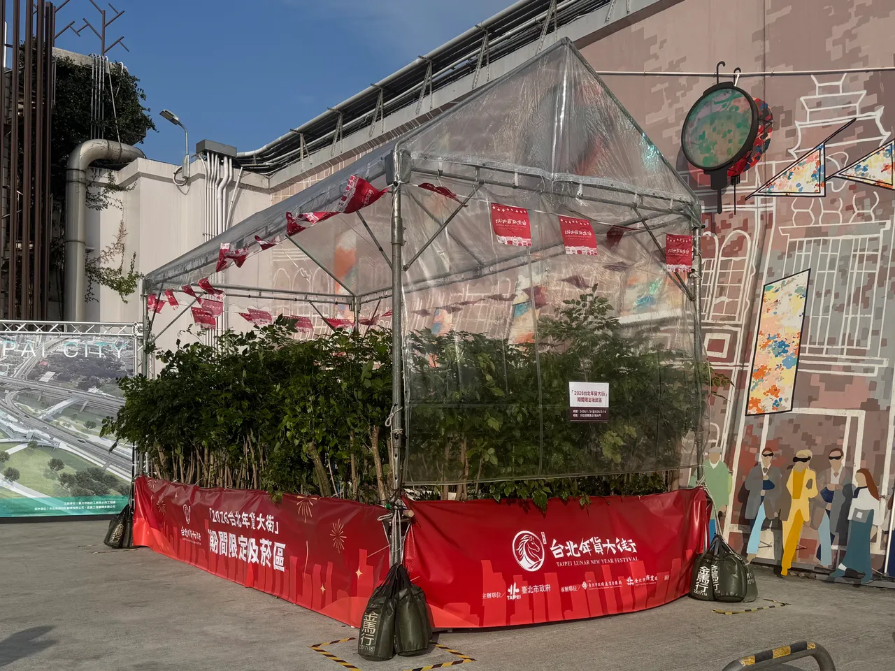 大稻埕碼頭廣場的開放式吸菸區，被網友批評難以阻隔二手菸。張綵茜攝