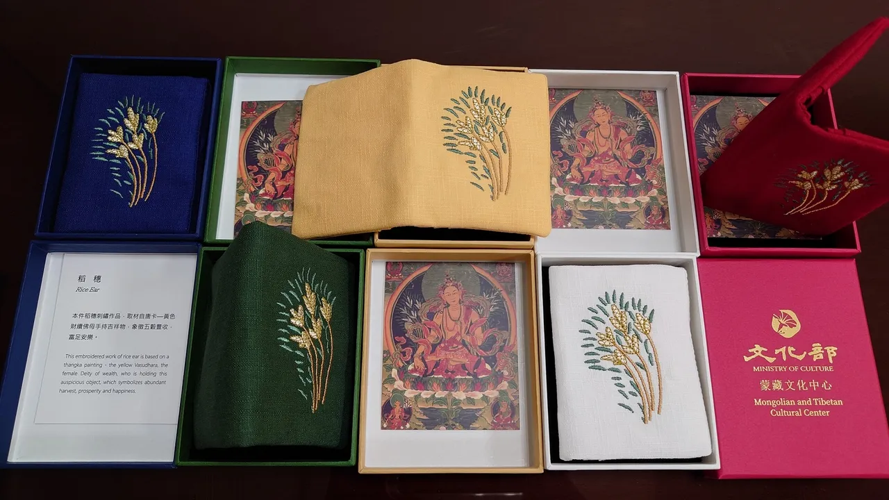 新春初三至初六，每日限量抽好禮，圖為 「稻穗刺繡萬用卡片夾」。文化部提供