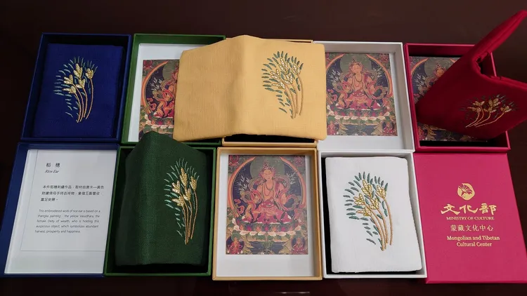 新春初三至初六，每日限量抽好禮，圖為 「稻穗刺繡萬用卡片夾」。文化部提供