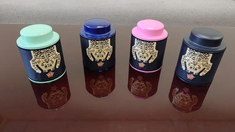 虎嗅薔薇刺繡布面茶罐。文化部提供
