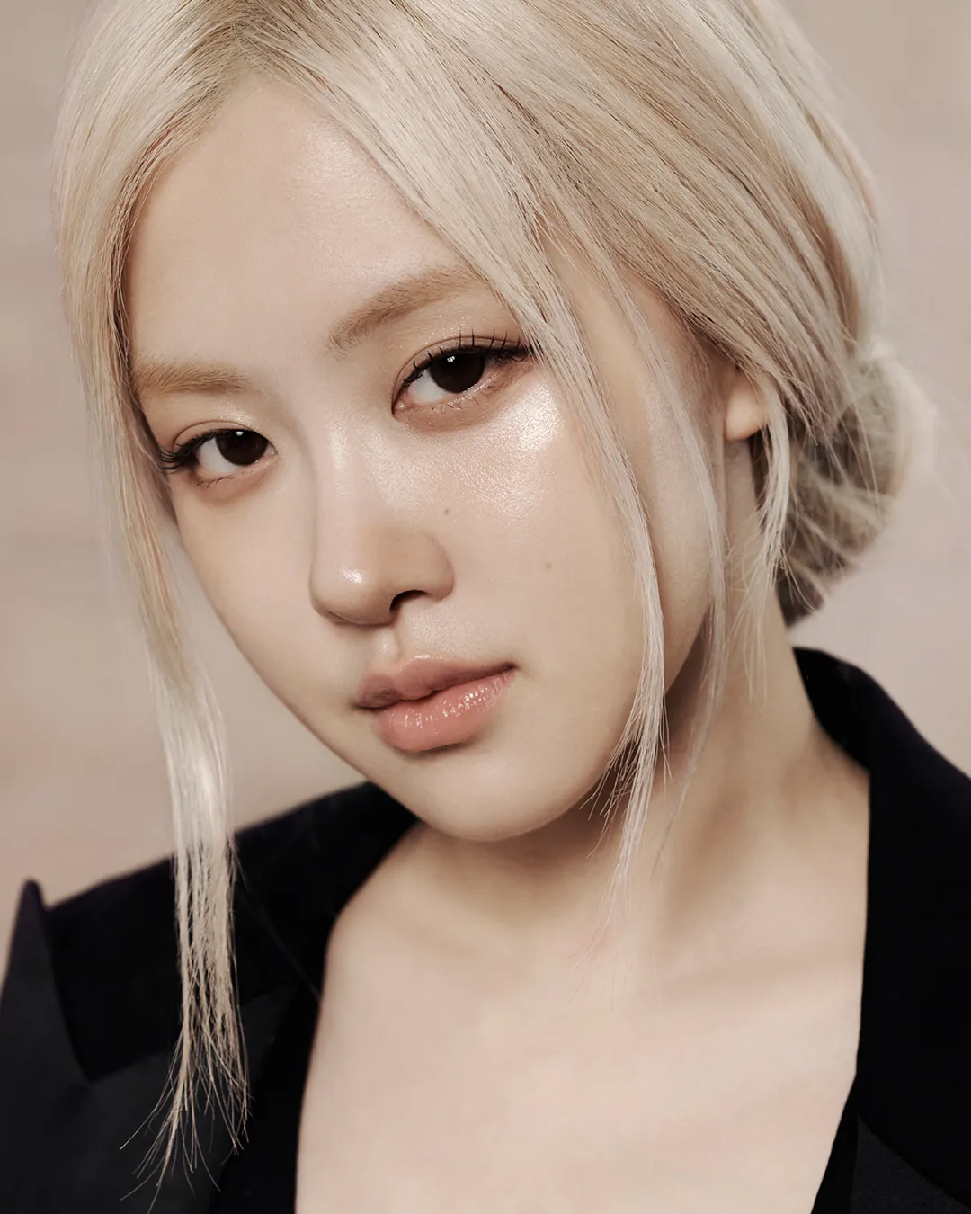 ROSÉ演藝YSL 2026情人節限定粉銀燦光系列。品牌提供