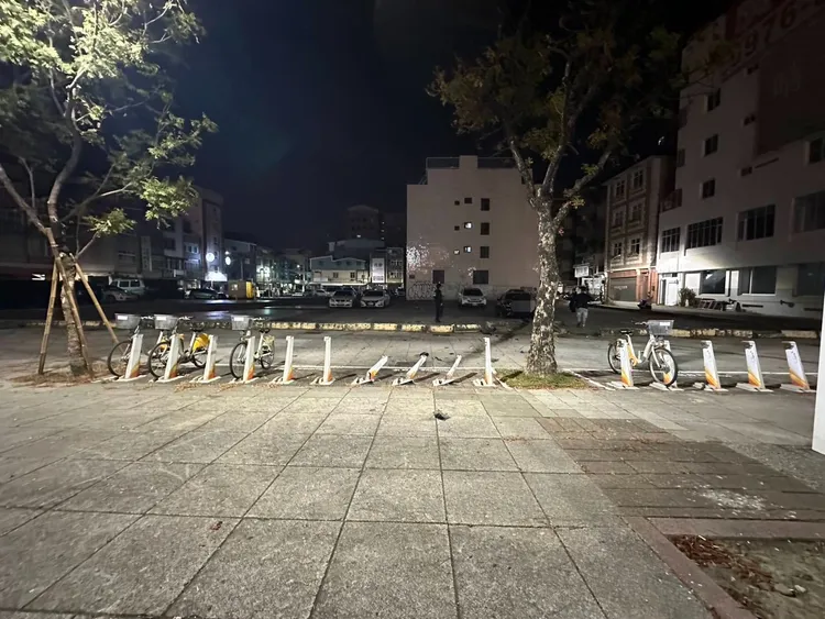路旁的YouBike站點被撞壞，張男酒測值明顯超標，被一公共危險罪送辦。民眾提供