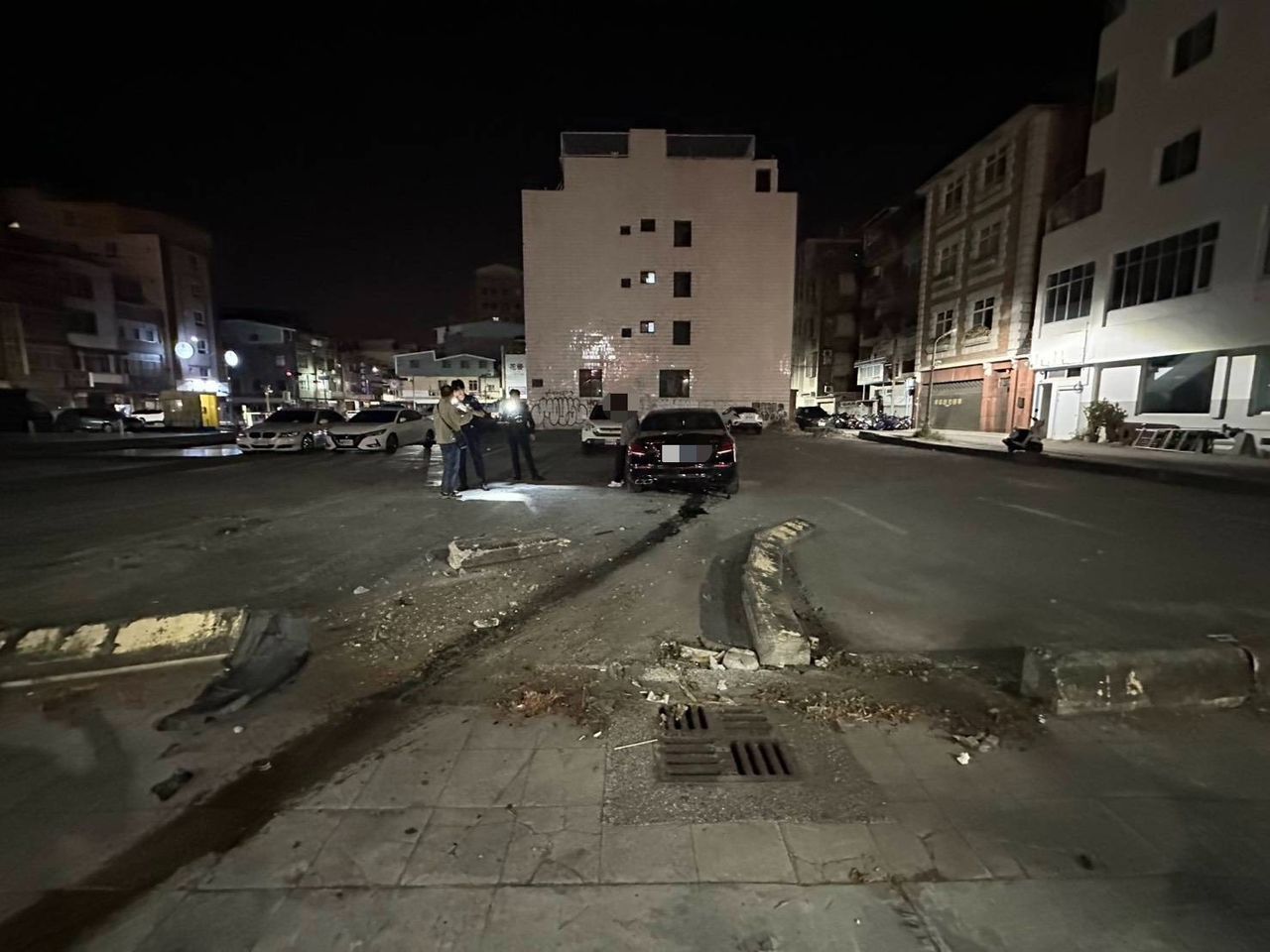 開路上好好的...一個急轉彎猛撞YouBike站點 高雄男酒駕闖禍