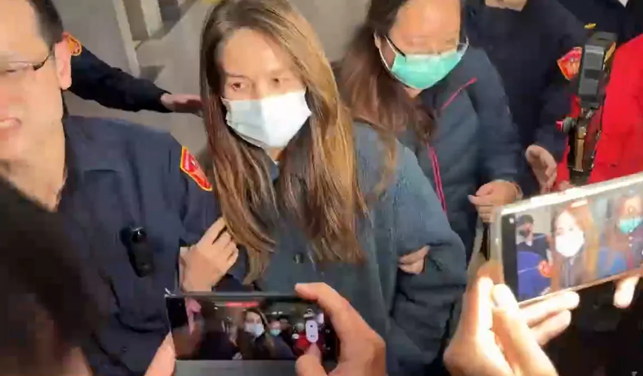 高金素梅步出北檢時，緊緊挽著法警的手，癱軟無力。謝亞庭攝