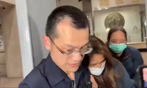 高金素梅哽咽！癱軟緊挽法警手臂　轉赴台大就醫