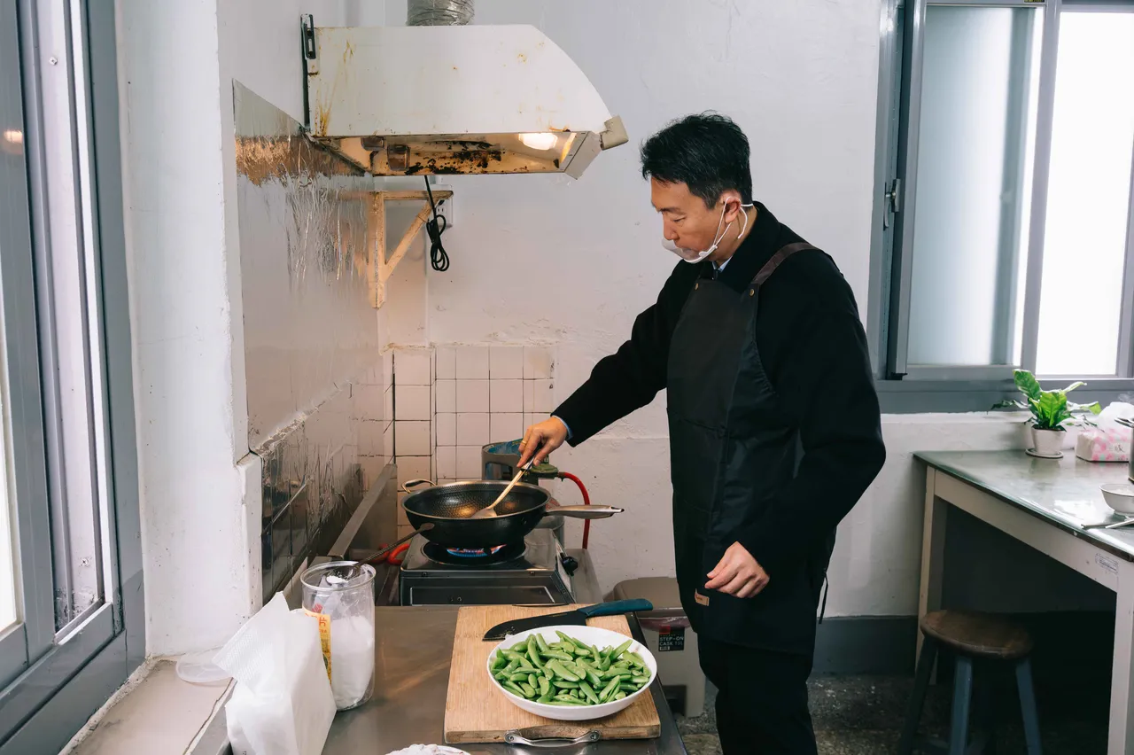 視察當天，陳世凱親自下廚加菜料理「豌豆炒透抽」。交通部提供