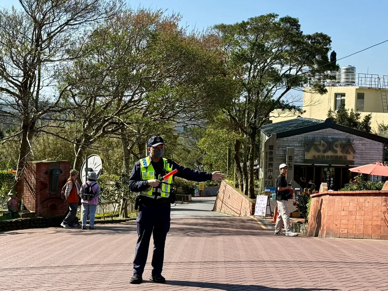 龍潭警方加強魯冰花季交通疏導管制。龍潭警分局提供
