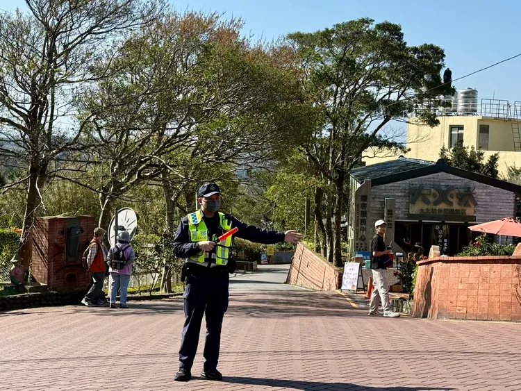 龍潭警方加強魯冰花季交通疏導管制。龍潭警分局提供