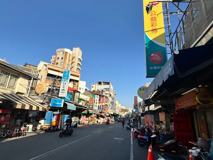 台南市「中西區」觀光與商業機能成熟，知名小吃店與彩券行比鄰而立，展現舊城區活化後的人流與商機。永慶房產集團提供