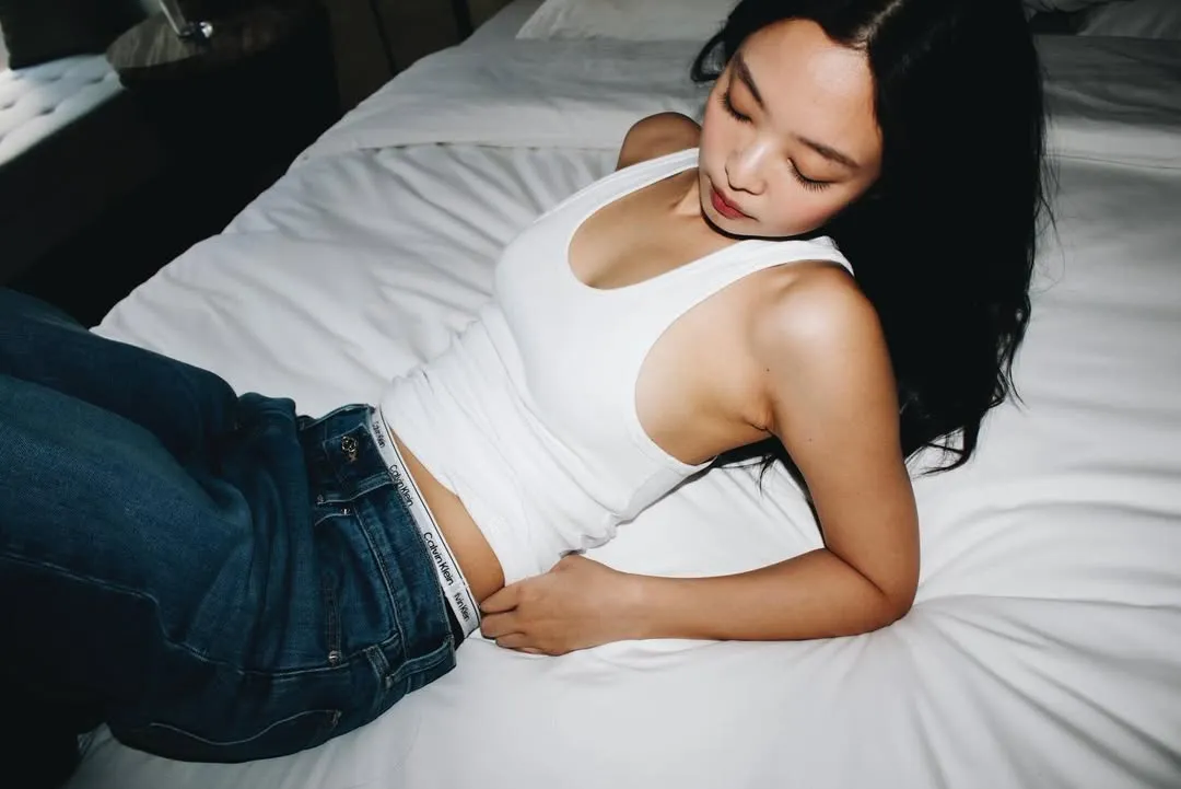 Jennie加碼曬出自己的「飯店床照」。翻攝Jennie IG