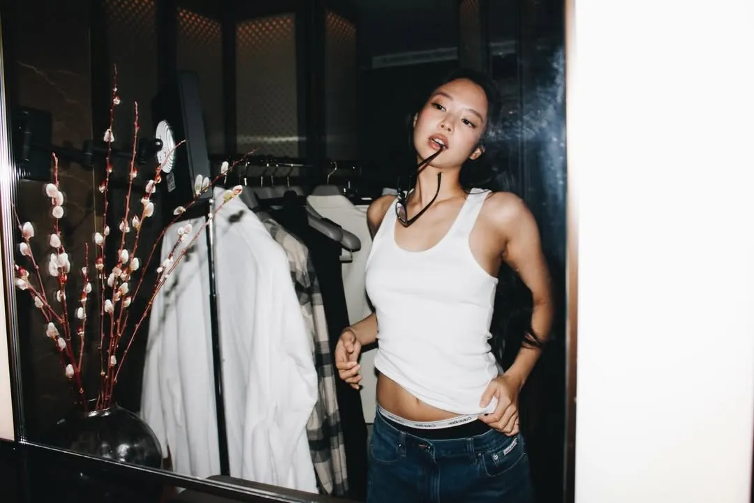 Jennie另也換上Calvin Klein經典的白色坦克背心與直筒丹寧褲。翻攝Jennie IG