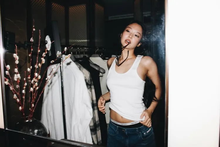 Jennie另也換上Calvin Klein經典的白色坦克背心與直筒丹寧褲。翻攝Jennie IG