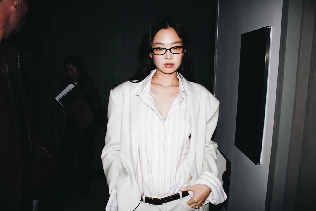 Jennie換上條紋襯衫搭配白色西裝外套與西裝褲。翻攝Jennie IG