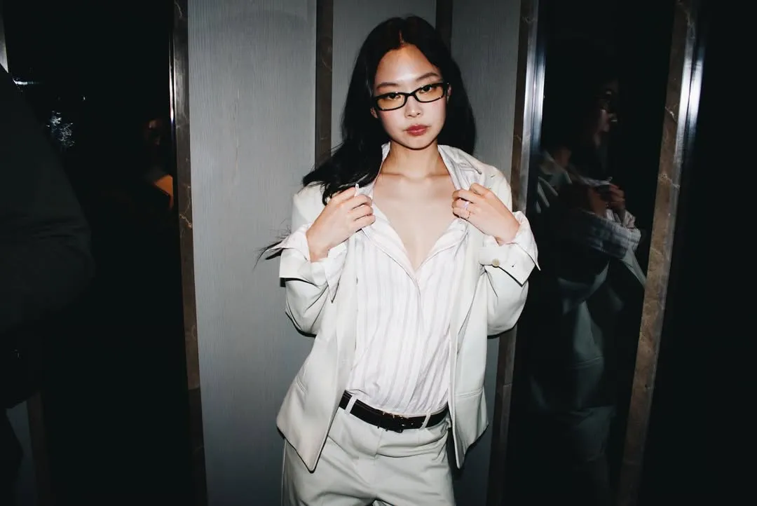 Jennie大膽將襯衫鈕扣解至胸前示範知性辣。翻攝Jennie IG