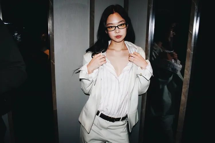 Jennie大膽將襯衫鈕扣解至胸前示範知性辣。翻攝Jennie IG