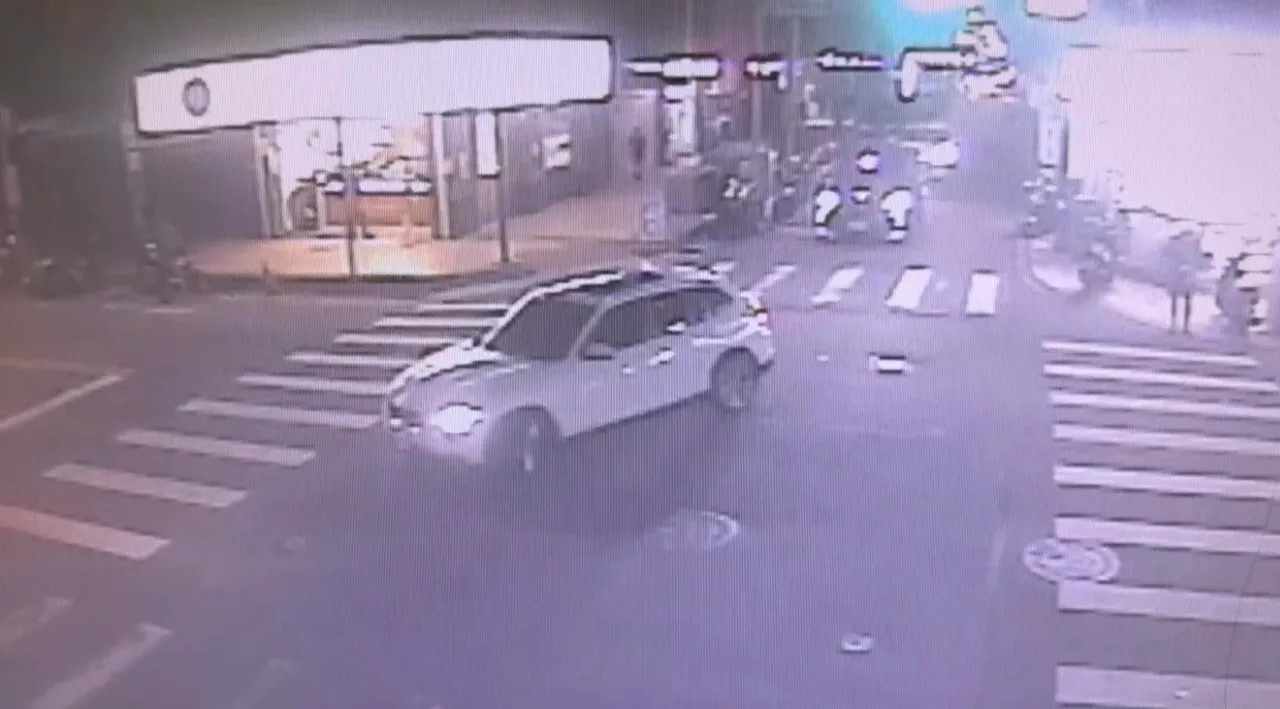 5名動手的惡煞事後搭車揚長而去，警方今天凌晨循線將人逮捕到案。民眾提供